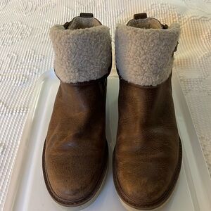 Timberland Kenniston fleece leather lined women’s winter boots. Size 9